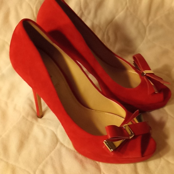Red guess heels - Picture 2 of 4